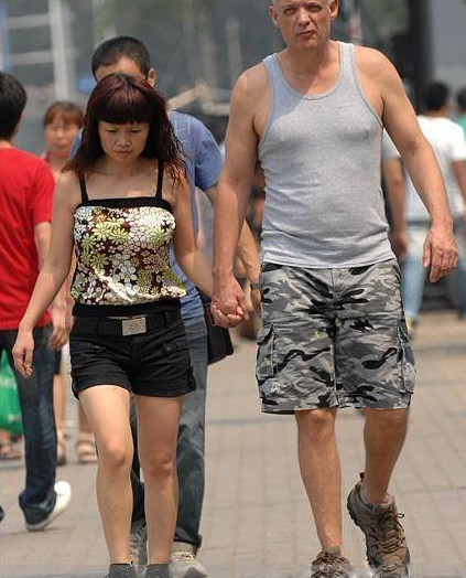 中外结合的情侣：多为“老夫少妻”搭配，最后一对亮了！