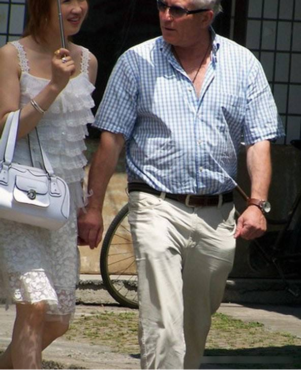 中外结合的情侣：多为“老夫少妻”搭配，最后一对亮了！