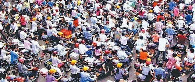 不守交规的的电动车三轮车，该爱该恨？