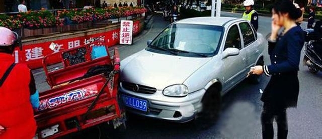 不守交规的的电动车三轮车，该爱该恨？