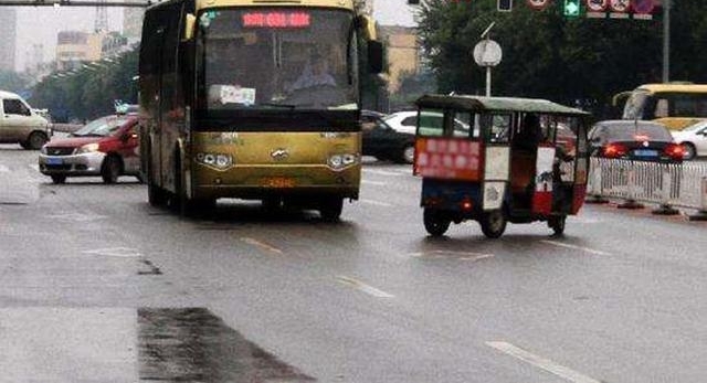 不守交规的的电动车三轮车，该爱该恨？