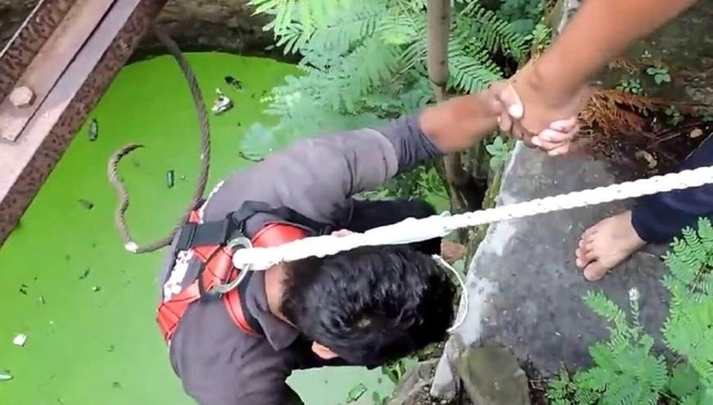 井里有不明动物在挣扎，村民想打捞又很害怕