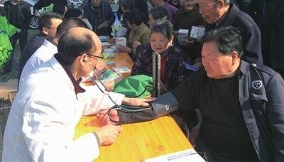 南通海门多部门联合设摊义诊免费测量血压