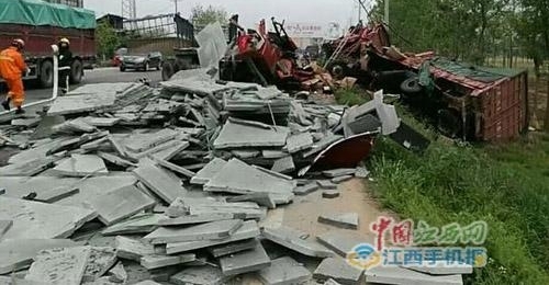 316国道罗湖段三车相撞 两人受伤一人死亡