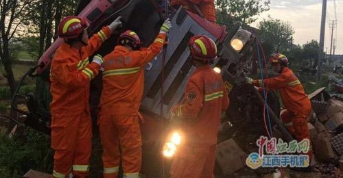 316国道罗湖段三车相撞 两人受伤一人死亡