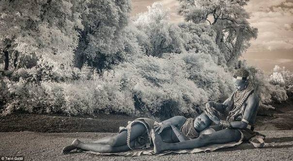 揭秘地球角落的土著部落 仍钻木取火