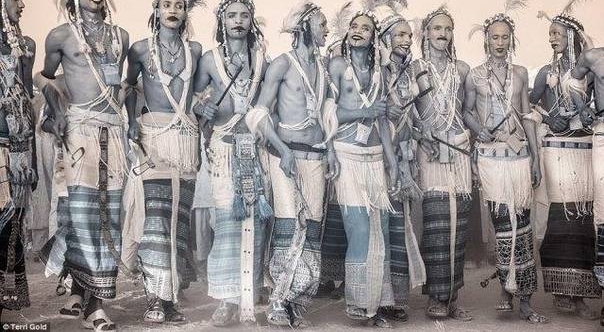 揭秘地球角落的土著部落 仍钻木取火