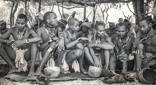 揭秘地球角落的土著部落 仍钻木取火