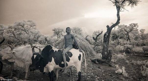 揭秘地球角落的土著部落 仍钻木取火