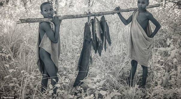 揭秘地球角落的土著部落 仍钻木取火