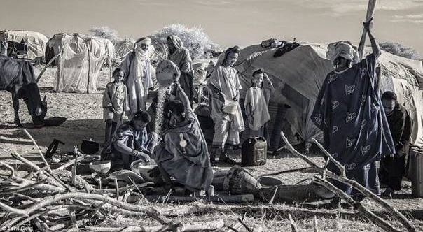 揭秘地球角落的土著部落 仍钻木取火