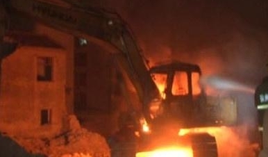 福州晋安一拆迁工地内 挖掘机燃起熊熊大火
