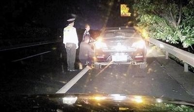 高速路上老婆发飙 “车子，各人开起走！”