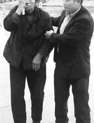 南阳一三轮车侧翻 伤者路边求救15分钟无车停下