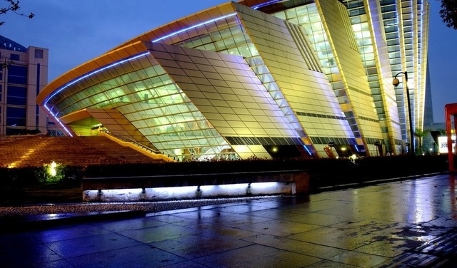 中国的这个城市被称为东方迪拜，一旦堵车就像开车展一样壮观！