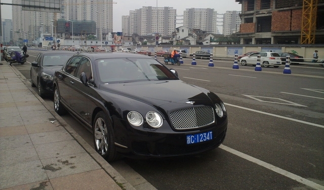 中国的这个城市被称为东方迪拜，一旦堵车就像开车展一样壮观！