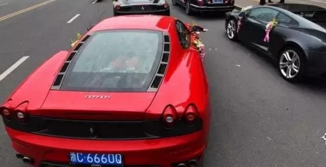 中国的这个城市被称为东方迪拜，一旦堵车就像开车展一样壮观！