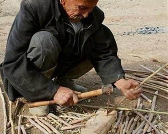 这才是烧烤，咱这只能叫撸串，看看新疆农民是怎么烤肉串的！