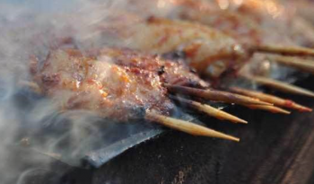 这才是烧烤，咱这只能叫撸串，看看新疆农民是怎么烤肉串的！