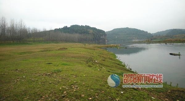 新邵县酿溪镇王家坪村河滩沦为飙车地 村民直呼伤不起