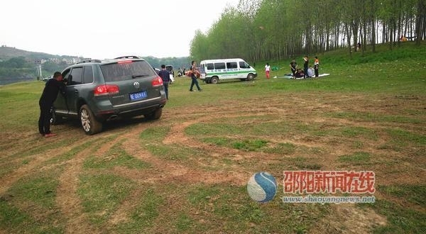 新邵县酿溪镇王家坪村河滩沦为飙车地 村民直呼伤不起