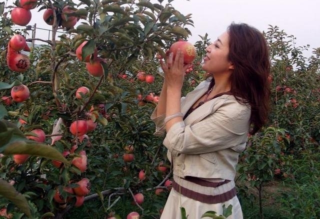 农村女孩用这种方式帮父母推销农产品，没想到生意火爆