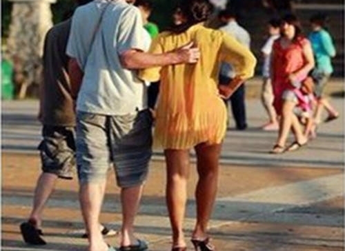 揭秘“租妻”业务：一个小时70元，还有发票