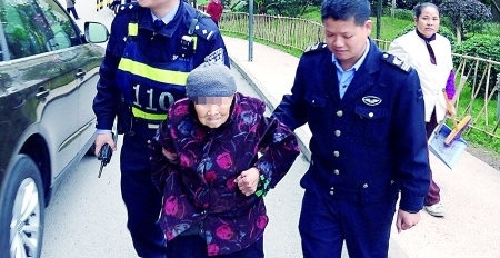 家在何方？为何九旬老人沦落街头也不愿回家？