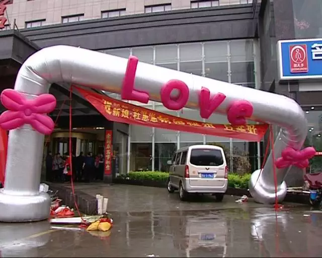 婚礼现场出现不明气体 三百多名宾客被呛狼狈离场