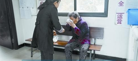 家在何方？为何九旬老人沦落街头也不愿回家？