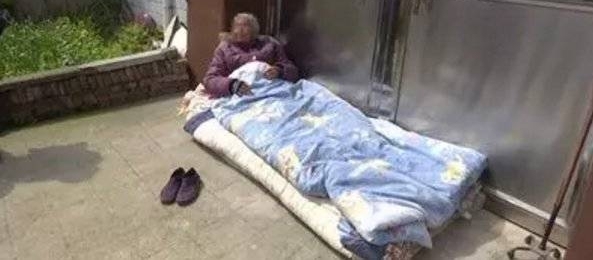 82岁母亲被儿子拦门外 在地上睡了3天