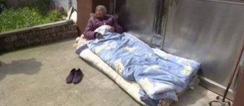 82岁母亲被儿子拦门外 在地上睡了3天