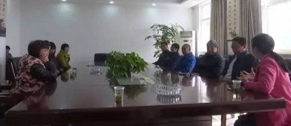 82岁母亲被儿子拦门外 在地上睡了3天