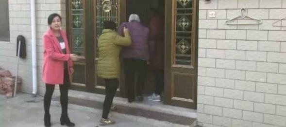 82岁母亲被儿子拦门外 在地上睡了3天