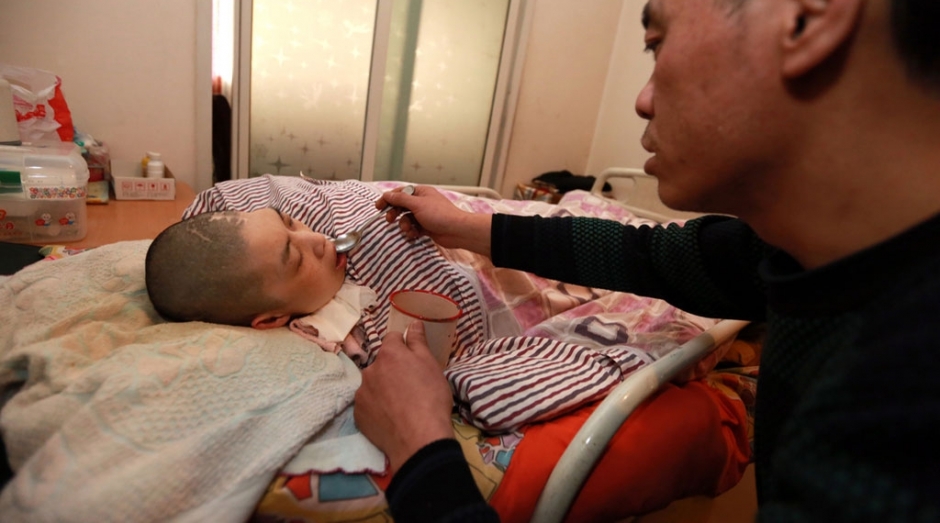 男子为治疗植物人妻子耗尽百万家财，十年的不离不弃