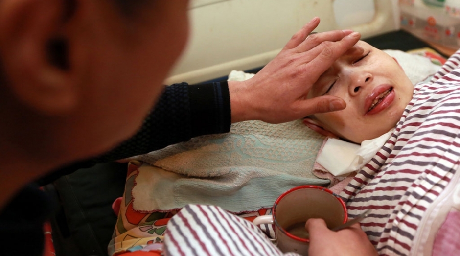 男子为治疗植物人妻子耗尽百万家财，十年的不离不弃