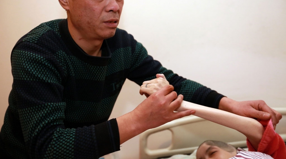 男子为治疗植物人妻子耗尽百万家财，十年的不离不弃