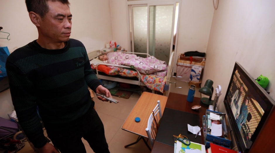 男子为治疗植物人妻子耗尽百万家财，十年的不离不弃