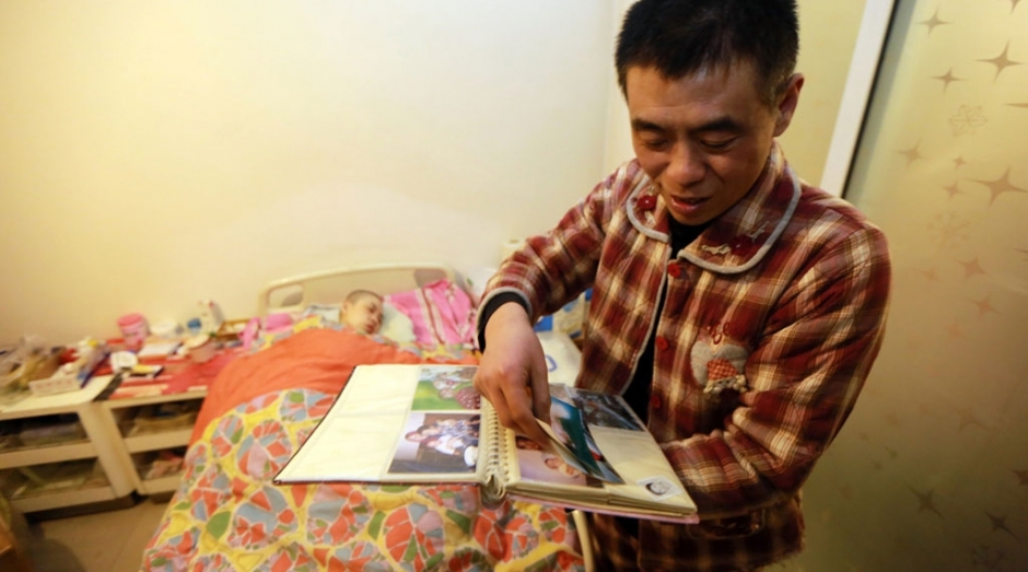 男子为治疗植物人妻子耗尽百万家财，十年的不离不弃