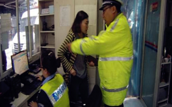 渝中交巡警帮助群众找回遗失财物