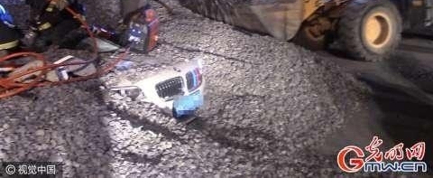 大货车侧翻 宝马司机连车带人被石头活埋