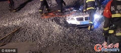 大货车侧翻 宝马司机连车带人被石头活埋