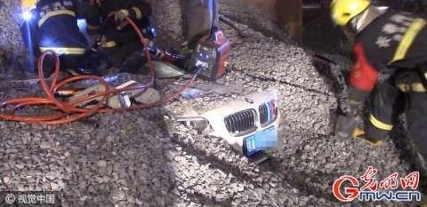 大货车侧翻 宝马司机连车带人被石头活埋