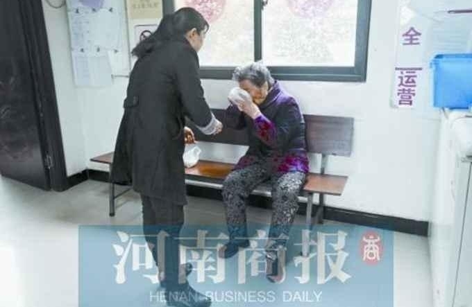 九旬老人不愿回家：儿子开车把她放在路边 孙子儿媳对她显得不耐烦