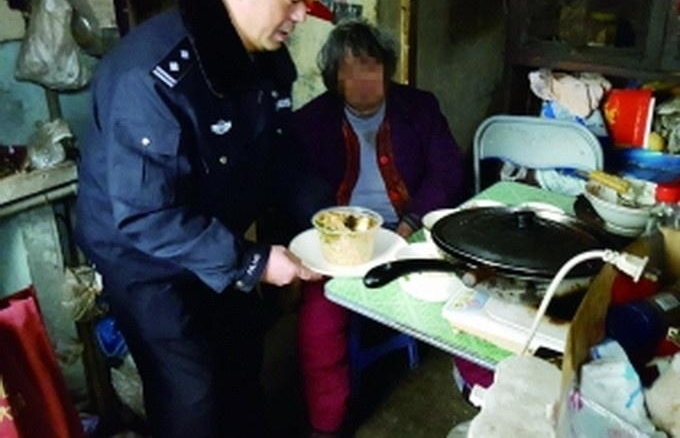 九旬老人不愿回家：儿子开车把她放在路边 孙子儿媳对她显得不耐烦