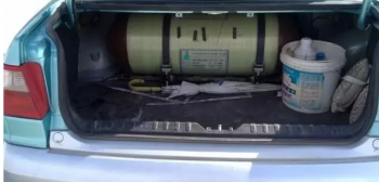 一箱100万黄金珠宝遗落出租车上，心也太大了吧