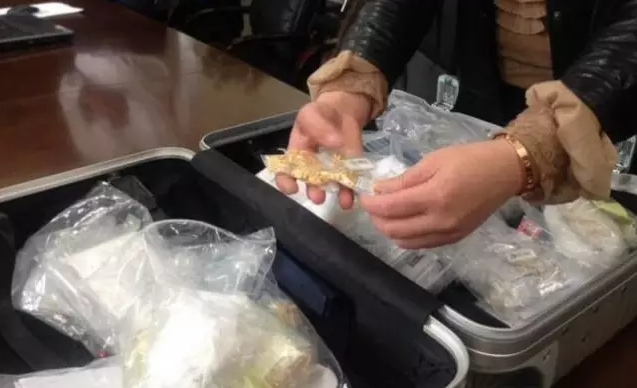 一箱100万黄金珠宝遗落出租车上，心也太大了吧