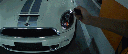 司机锁门时千万不要忘记这个东西，否则有可能会车、财两空！