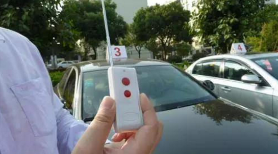 司机锁门时千万不要忘记这个东西，否则有可能会车、财两空！