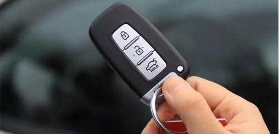 司机锁门时千万不要忘记这个东西，否则有可能会车、财两空！